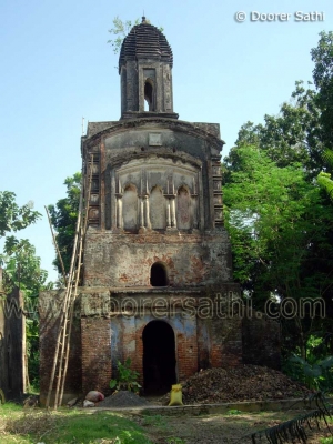 'Deendayamoyee' Kali Temple Estd. by Ishwarchandra Mitra Mustafi in the year 1818, west facing this temple previously had four 'ratnas' now only one is remaining and temple is abandoned now